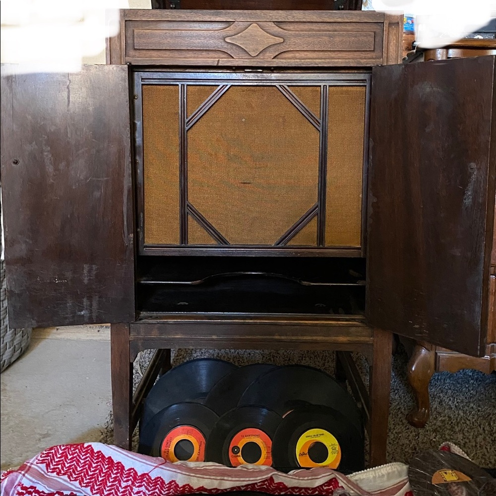 Antique Victrola record player 1925